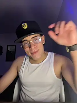 Maximuz1920 online show from April 2, 6:21 am