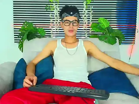 ThiiagoSaeenz online show from January 31, 9:24 pm