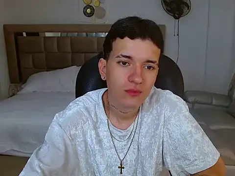 eroboyxox online show from February 21, 8:32 pm