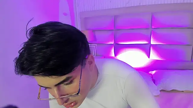 noahWolff  online show from February 20, 6:19 am