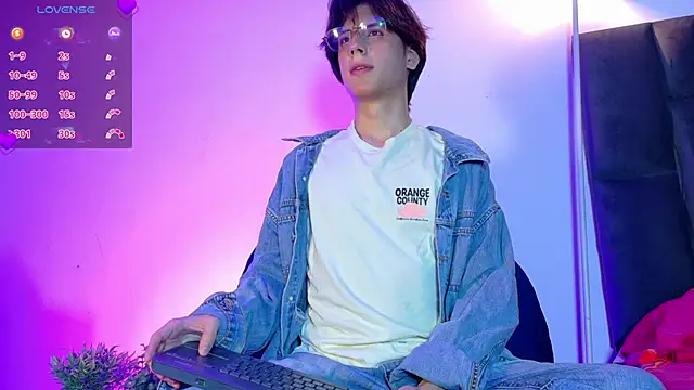 lui x dust online show from April 16, 3:06 am