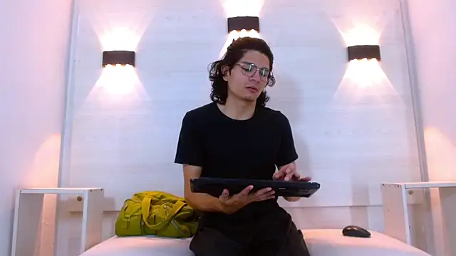 Aron Wild online show from February 24, 7:47 pm