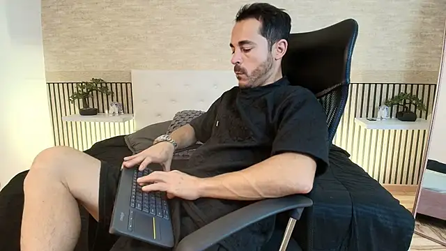 Adams Sanz online show from April 11, 7:28 pm