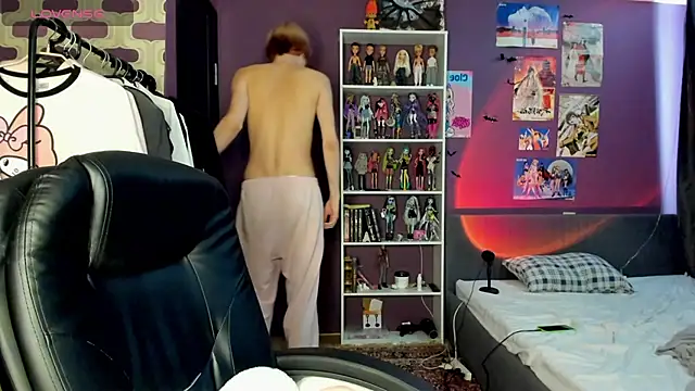 sweet peach    online show from July 26, 4:04 pm