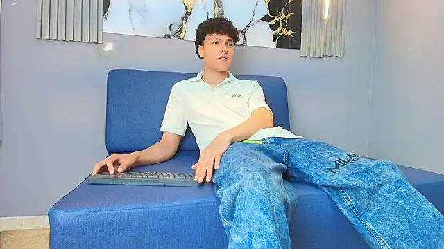 GOMEZZ 07 online show from April 6, 8:09 pm