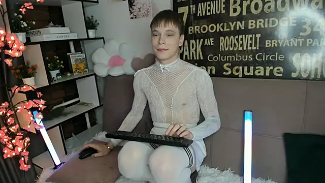 TwinkWhite online show from June 1, 9:37 pm