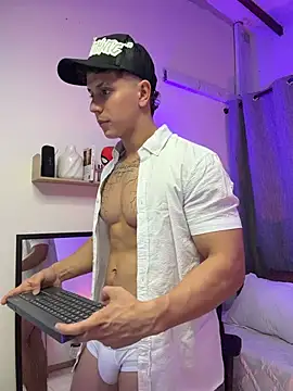 ASHTON HILS online show from July 19, 1:06 pm