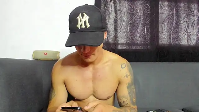 AlexRoyce  online show from June 6, 12:33 pm