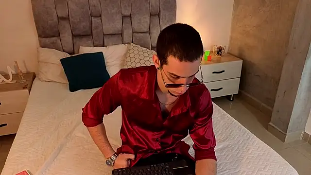 isaacblaze  online show from May 29, 4:11 am
