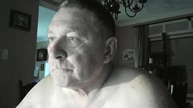 Snapshot of edje59a chatting on October 3, 6:29 am edje59a online show from October 3, 6:29 am