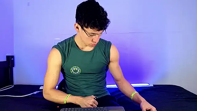 Luke Muscle online show from May 28, 12:36 pm