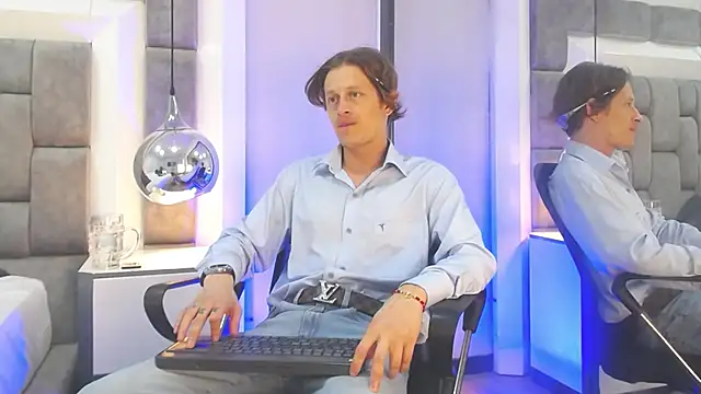 AnthonyStone  online show from May 30, 7:03 pm