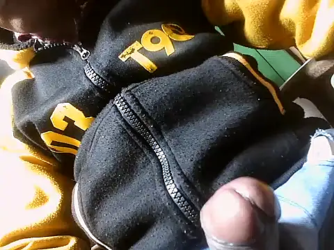 Snapshot of desiboy1101 chatting on January 2, 3:37 am desiboy1101 online show from January 2, 3:37 am