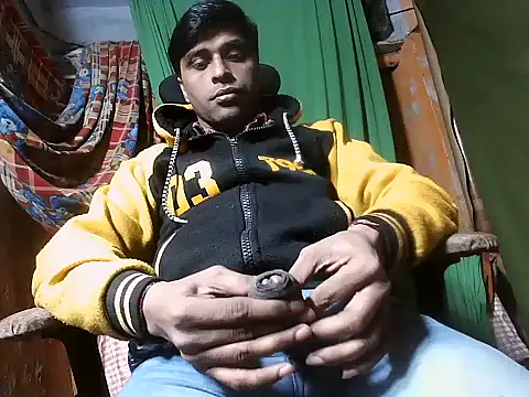 Snapshot of desiboy1101 chatting on December 6, 3:30 am desiboy1101 online show from December 6, 3:30 am