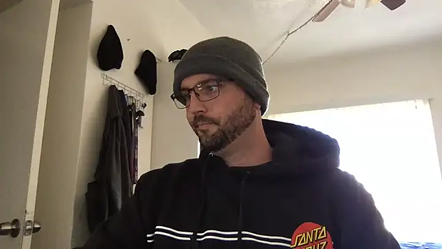 Fuzzyfuzbear online show from February 21, 6:04 pm