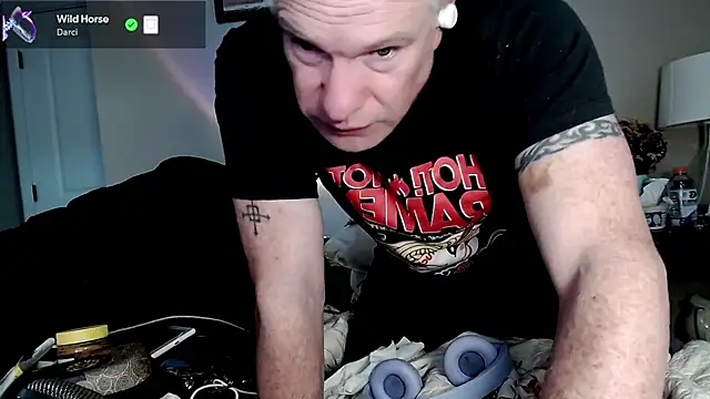 Snarfle82 online show from November 4, 11:17 pm