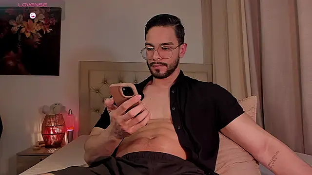 Snapshot of Josseph1_ chatting on October 17, 10:47 pm Josseph1 online show from October 17, 10:47 pm