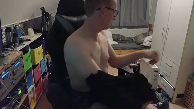 sexmenlion online show from April 26, 8:05 pm