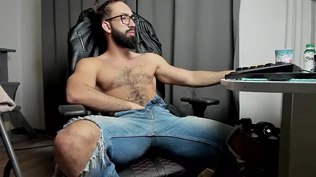 liamaesthetic online show from February 8, 6:43 am