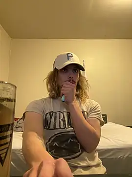 Snapshot of trippyski chatting on March 12, 5:02 am trippyski online show from March 12, 5:02 am