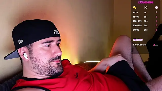 Snapshot of DominantTheo chatting on December 8, 4:04 am DominantTheo online show from December 8, 4:04 am