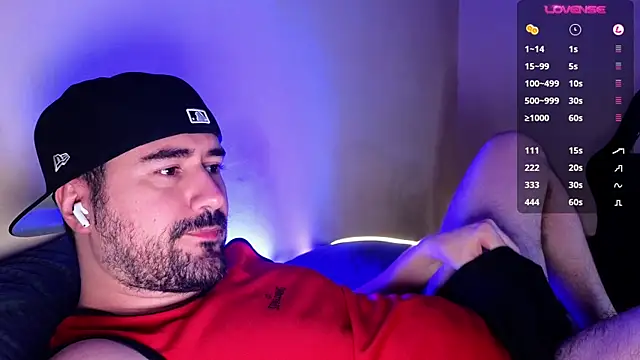 Snapshot of DominantTheo chatting on December 13, 3:05 am DominantTheo online show from December 13, 3:05 am