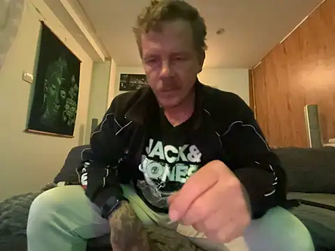 Snapshot of steveindahouse chatting on October 2, 2:43 pm steveindahouse online show from October 2, 2:43 pm