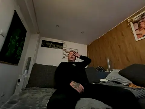 Snapshot of steveindahouse chatting on October 25, 4:03 am steveindahouse online show from October 25, 4:03 am