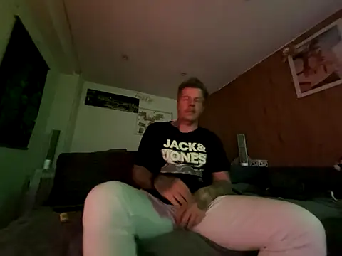 Snapshot of steveindahouse chatting on October 13, 3:45 am steveindahouse online show from October 13, 3:45 am