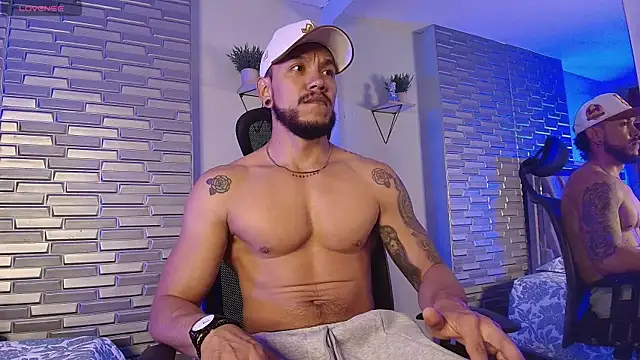 ARON TAYLER01 online show from April 14, 10:26 am