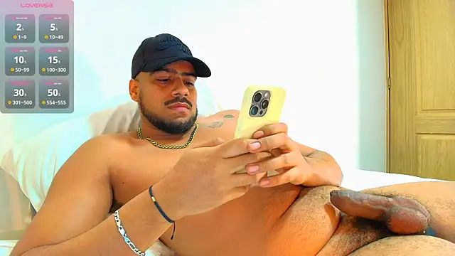 Snapshot of bigpleasure_ chatting on October 2, 11:20 pm bigpleasure  online show from October 2, 11:20 pm
