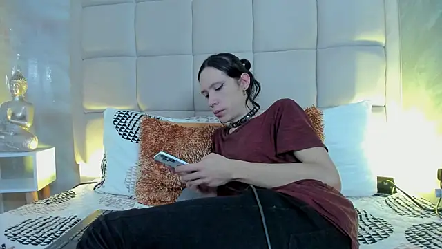 Hecatee 77 online show from February 12, 8:15 pm